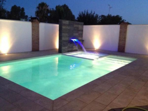 Casa con piscina privada y garaje cerca de Sevilla